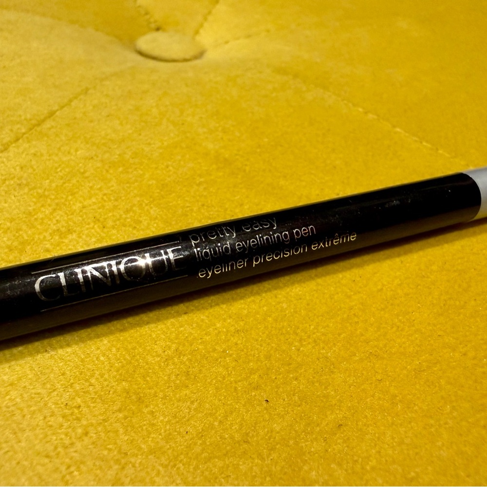 Clinique Pretty Easy Liquid Eyeliner Pen in 01 black - NEW